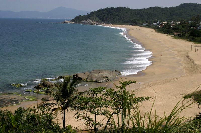 Foto mostra praia onde corpo foi encontrado