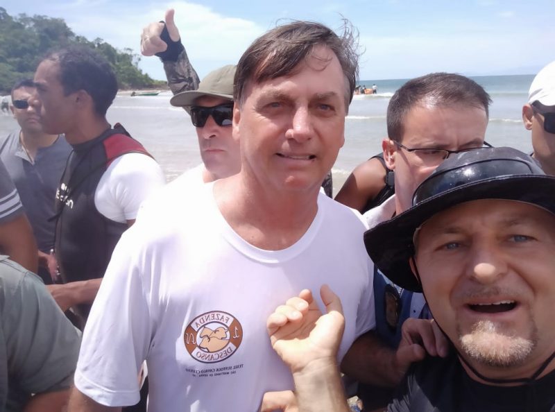 Em dezembro do ano passado, em todos os lugares que Bolsonaro ia parava para fazer fotos com apoiadores na praia de São Francisco do Su