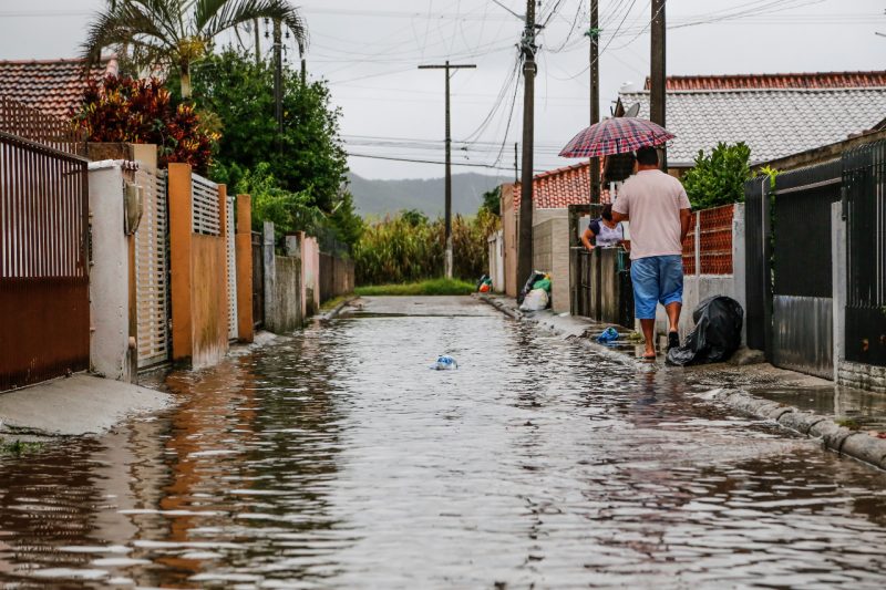 No Rio Vermelho, al&eacute;m do alagamento, moradores convivem com lixo acumulado devido greve da Comcap – Foto: Anderson Coelho/ND