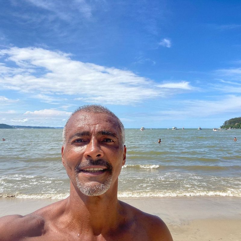 Selfie do jogador Romário em dia ensolarado na Praia Central, em Balneário Camboriú