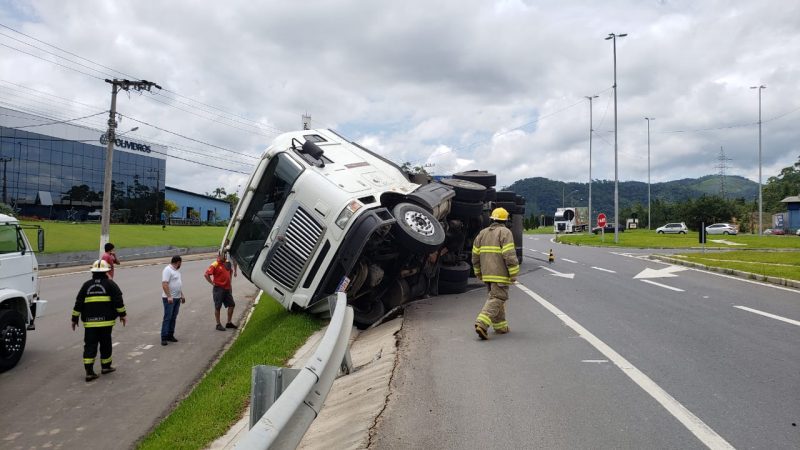 Carreta tomba na BR-470 em Ascurra – Foto: Divulgação/Bombeiros Voluntários da União
