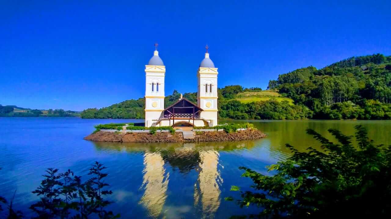 Praia de Itá é a joia de água doce do Brasil com selo Bandeira Azul 1 Torres da antiga igreja. Cidade de Itá - Arquivo/PMI/Reprodução/ND
