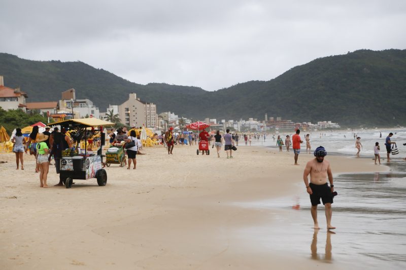 Nos Ingleses, Norte da Ilha, circula&ccedil;&atilde;o de pessoas foi intensa na tarde desta segunda-feira (28) – Foto: Anderson Coelho/ND