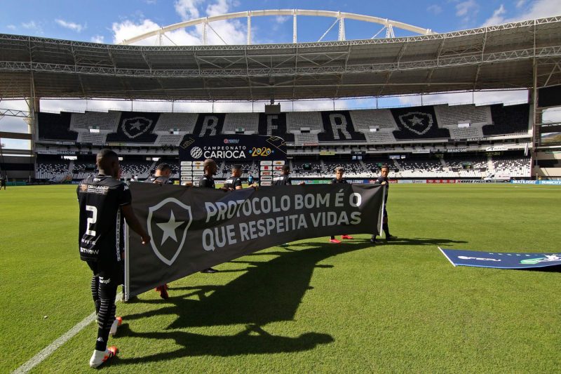 Em maio, os jogos de futebol começaram, aos poucos, a retornar na Europa após dois meses de confinamento. Portões fechados, torcida longe do estádio, controle de funcionários, testes e protocolos de segurança se tornaram rotina nos jogos de futebol. No Brasil, o Campeonato Carioca foi o primeiro a retornar, em junho e, na sequência, os demais projetaram e voltaram com os jogos. Apesar das medidas sanitárias, diversos times tiveram surtos de coronavírus, mas os calendários foram se adaptando e o calendário foi sendo “riscado”, mas a temporada 2020 invadirá 2021 – Foto: Vitor Silva/AFP/divulgação
