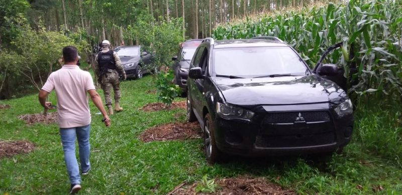 Carros de alto valor foram encontrados na mata – Foto: PM/Divulgação