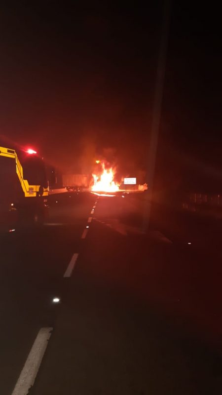 Al&eacute;m disso, um caminh&atilde;o foi incendiado na entrada do t&uacute;nel do Morro do Formig&atilde;o – Foto: PRF/Divulga&ccedil;&atilde;o