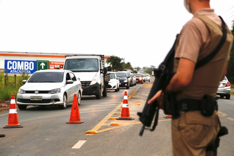Em I&ccedil;ara, policiais fazem barreiras par atentar identificar os poss&iacute;veis autores do crime – Foto: Anderson Coelho/ND