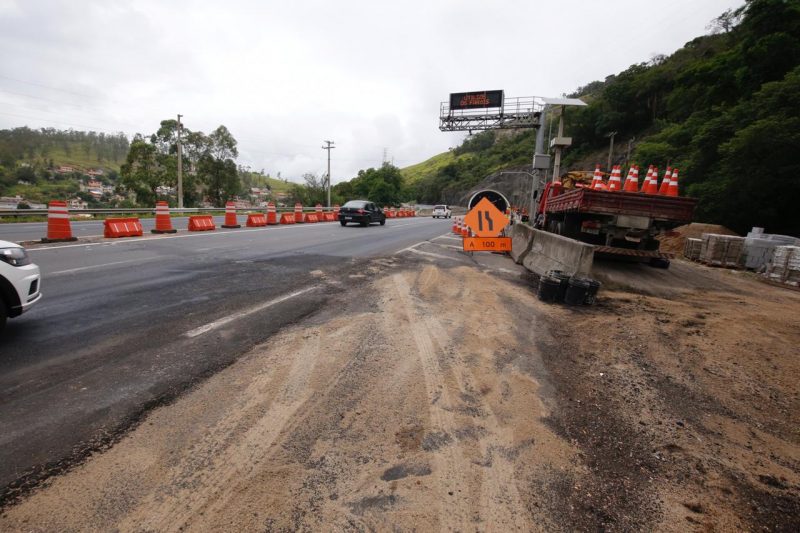 Equipes fizeram a limpeza no local onde caminh&atilde;o foi incendiado na BR-101 – Foto: Anderson Coelho/ND