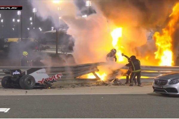 Após acidente assustador, Grosjean tranquiliza fãs. O carro pegou fogo e o corredor ficou 29 segundos sem conseguir sair – Foto: Reprodução/F1