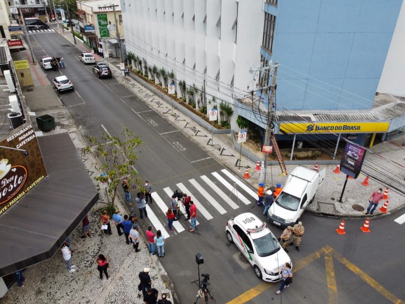 <span style="font-weight: 400;">O site Aos Fatos apurou que não foram registradas em Criciúma grande parte das fotos que ainda são compartilhadas nas redes sociais como se fossem registros do assalto histórico no Banco do Brasil na madrugada de terça-feira (1º). *Obs: a foto acima é do fotógrafo Anderson Coelho, do ND+. Ela foi realizada na tarde de terça-feira (1º) em Criciúma.</span>