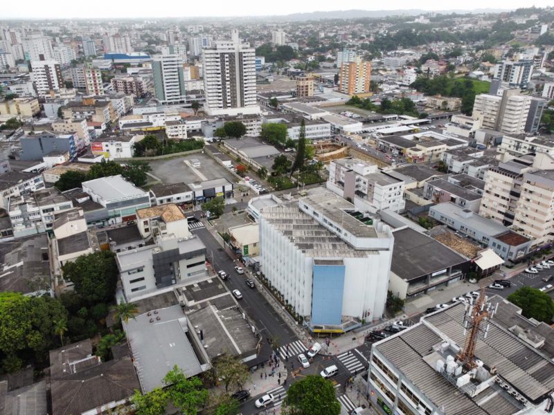 Ag&ecirc;ncia banc&aacute;ria localizada no Centro da cidade foi alvo dos assaltantes – Foto: Anderson Coelho/ND