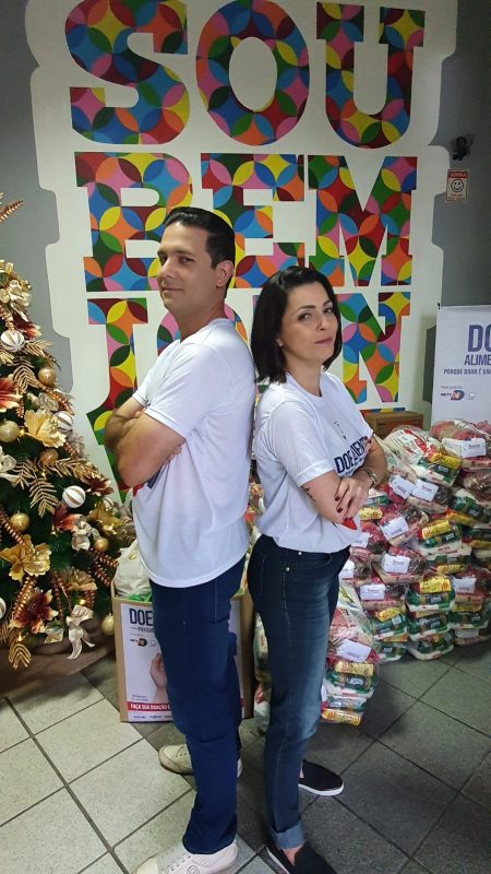 Ricardo Moreira, apresentador da Tribuna do Povo, e Sabrina Aguiar, que comanda o Balanço Geral – Foto: Drica Fermiano/NDTV Record Joinville