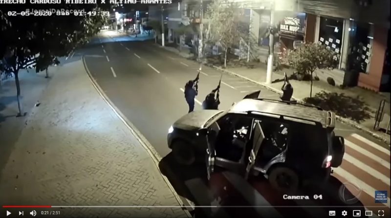 Uma foto que mostra um assalto a uma agência bancária em Ourinhos (SP) em maio de 2020 também compõe a galeria, de acordo com o site Aos Fatos. Como pode ser verificado na reportagem do Jornal da Record veiculada no dia 2 daquele mês, a imagem dos criminosos atirando para o alto foi gravada por uma câmera de segurança. – Reprodução/ND