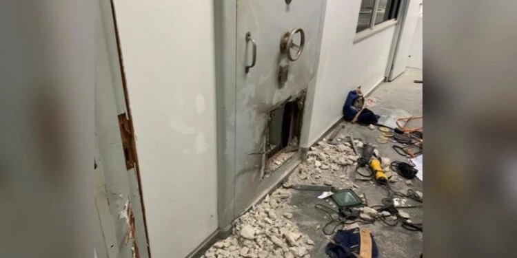 Outra imagem descontextualizada e chegada pelo Aos Fatos é a que mostra uma porta de um cofre aberta e ferramentas como furadeiras e cabos jogados no chão. Conforme noticiado pela imprensa goiana, trata-se de um registro de uma invasão a uma agência do Banco do Brasil em Anápolis (GO) em abril deste ano. –  Foto: CPE/Reprodução