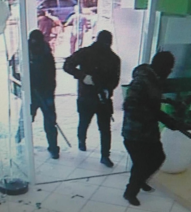 A imagem que mostra três homens encapuzados e armados invadindo uma agência bancária também não retrata o assalto de Criciúma, conforme apurado pelo Aos Fatos. A mesma foto foi publicada pelo site Agora no Vale para ilustrar um assalto ao banco de Vale Verde (RS) ocorrido em agosto de 2019. – Foto: Agora no Vale/Reprodução