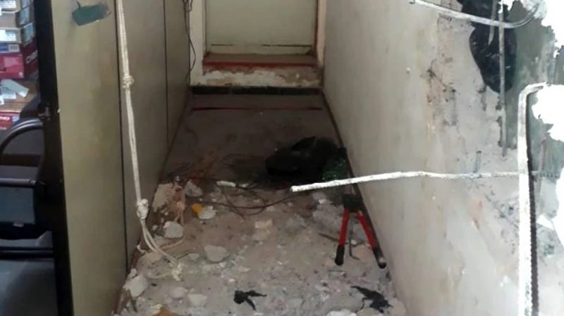 Também foi descontextualizada a foto que mostra um corredor com ferramentas e destroços. A imagem apareceu, pela primeira vez, em notícias sobre uma tentativa de assalto a uma agência bancária em Tangará da Serra (MT) em fevereiro de 2019 e tem indicação de autoria da assessoria policial local, conforme apuração do Aos Fatos. – Foto: Reprodução/ND