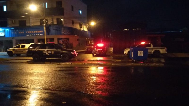 Tr&ecirc;s suspeitos de estarem envolvidos no assalto s&atilde;o interrogados – Foto: Mateus Mastela/ND