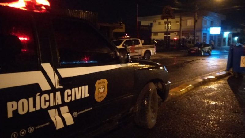 Viaturas fazem a seguran&ccedil;a do local para proibirem a aproxima&ccedil;&atilde;o curiosos – Foto: Mateus Mastela/ND