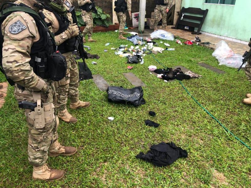 O BOPE (Batalhão de Operações Policiais Especiais) encontrou, em Morrinhos, no Rio Grande do Sul, uma casa que teria sido utilizada como local de transição para a fuga do crime, em Criciúma. – Foto: PMSC/Divulgação