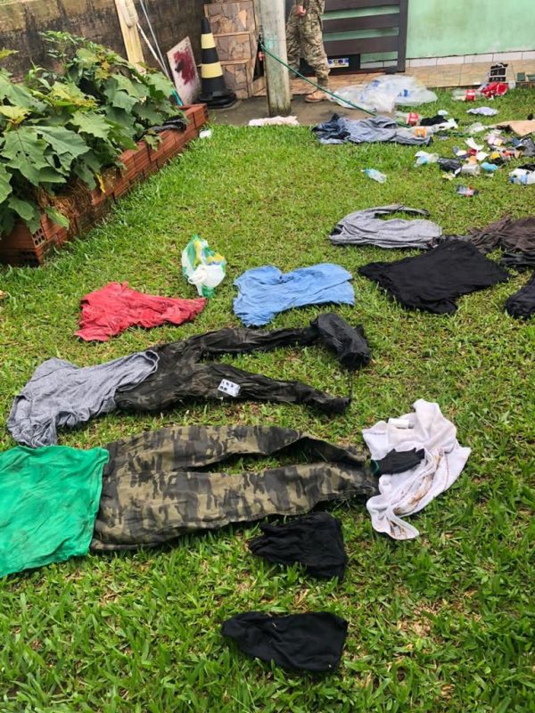 A cidade gaúcha fica a pouco mais de 100 quilômetros de distância de Criciúma. No local, foram encontradas roupas com sangue, um acionador de explosivos e um veículo furgão. Um homem foi detido. – Foto: PMSC/Divulgação
