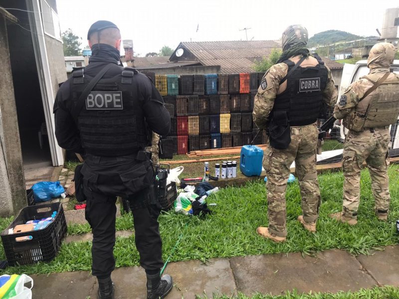 Diversos objetos foram encontrados em casa supostamente utilizada pelos suspeitos que assaltaram o Banco do Brasil em Criciúma – Foto: PMSC/Divulgação