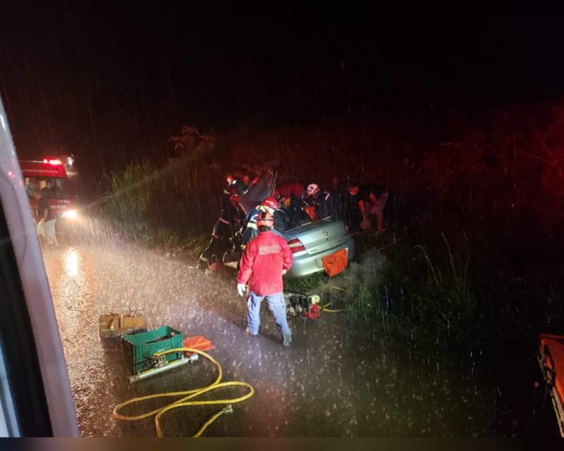 Motorista de 38 anos não resistiu aos ferimentos e morreu após batida em caminhão graneleiro – Foto: Corpo de Bombeiros/Atual FM