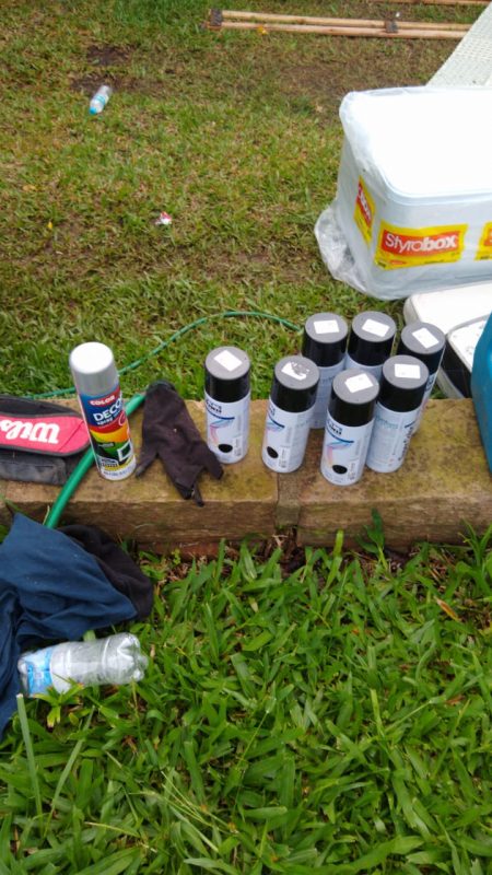 Latas de spray de tinta estavam espalhadas pelo local – Foto: PMSC/Divulgação
