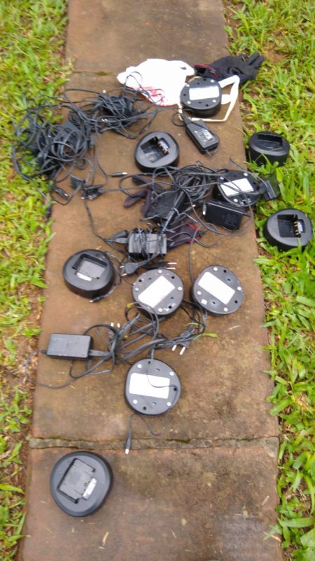 Equipamentos e carregadores também estavam no interior da casa, em Morrinhos. A Polícia segue na busca pelos suspeitos do crime que chocou o país na madrugada da última terça-feira (1º) – Foto: PMSC/Divulgação