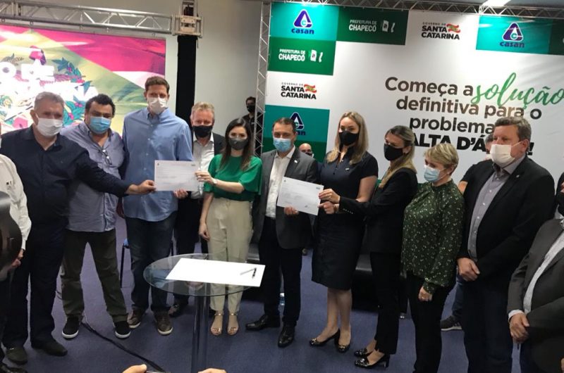 Autoridades participaram da assinatura da ordem de serviço. – Foto: Prefeitura de Chapecó/Divulgação