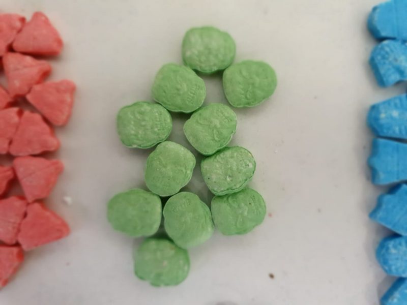 Criança drogada por ecstasy diz que substância foi levada para a escola por colega e que tudo foi combinado pelas redes sociais