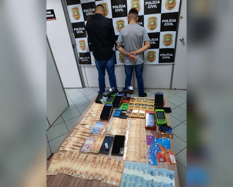 Dois jovens, ambos do estado de S&atilde;o Paulo, foram presos aplicando golpes do cart&atilde;o – Foto: Pol&iacute;cia Civil