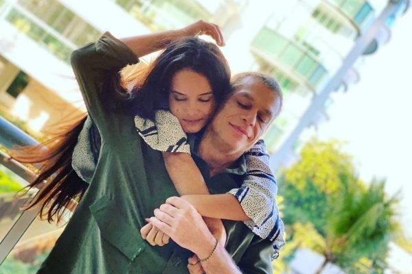Fábio Assunção e sua mulher abraçados