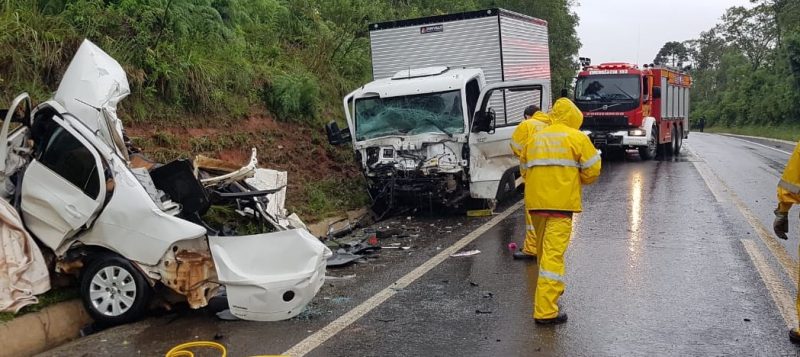 Acidente entre carro e caminh&atilde;o aconteceu na manh&atilde; deste s&aacute;bado (5), em Canoinhas – Foto: Bombeiros Militares/Divulga&ccedil;&atilde;o