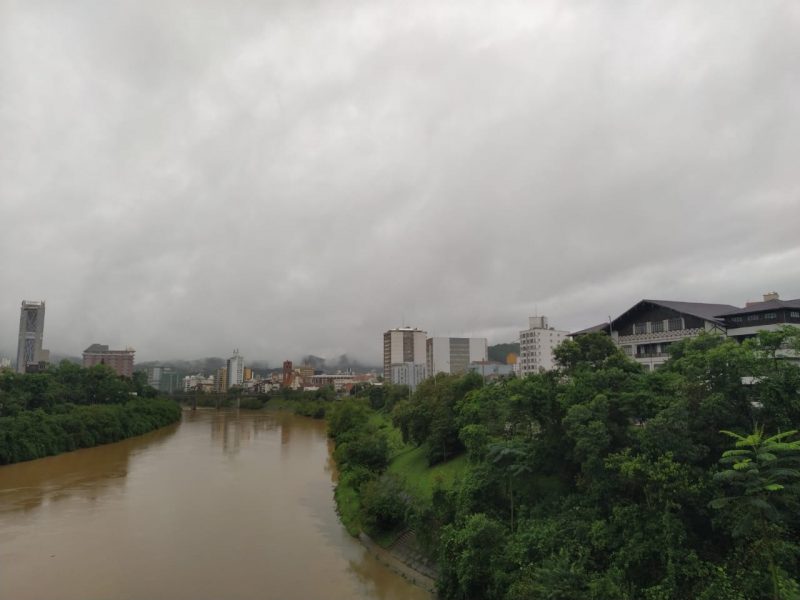 Tempo se mant&eacute;m inst&aacute;vel e a condi&ccedil;&atilde;o para chuva permanece em Blumenau nesta segunda-feira (7) – Foto: Wilson Gutz/NDTV