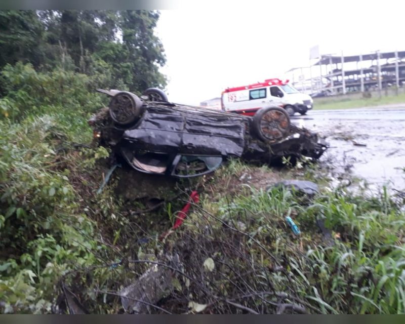 Quatro pessoas ocupavam o carro no momento da sa&iacute;da de pista – Foto: Corpo de Bombeiros