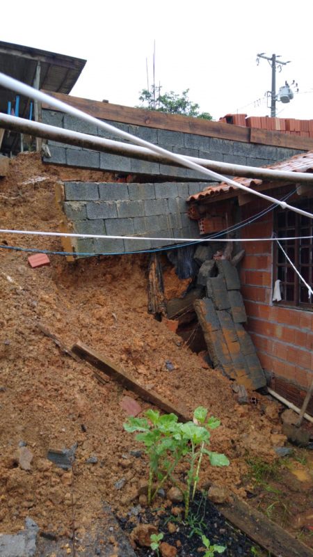 Muro de uma casa caiu devido &agrave;s chuvas neste fim de semana em Joinville – Foto: Prefeitura de Joinville/Divulga&ccedil;&atilde;o