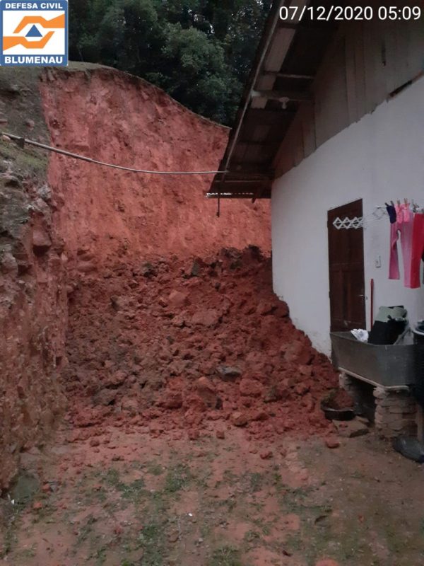 Casa &eacute; atingida por deslizamento de terra em Blumenau – Foto: Divulga&ccedil;&atilde;o/Defesa Civil