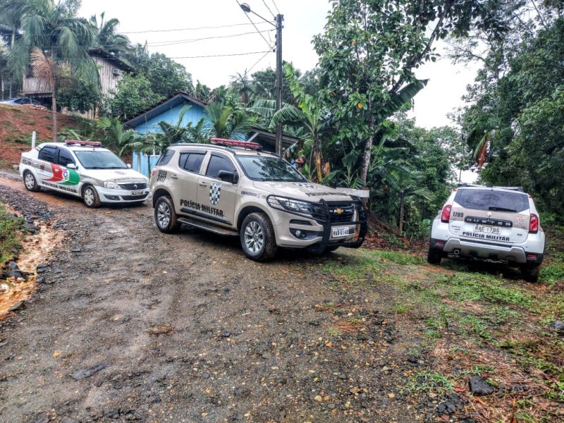 V&iacute;tima foi esfaqueada nos bra&ccedil;os, rosto e pesco&ccedil;o – Foto: F&aacute;bio Junkes/OCP News