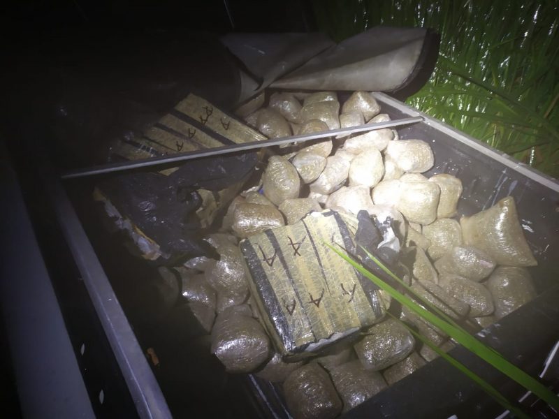 Drogas foram localizadas no interior de um carro com placas do Paran&aacute; – Foto: PRF/Divulga&ccedil;&atilde;o