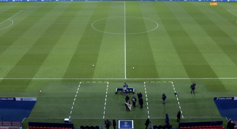 Jogadores do PSG e Istanbul Basaksehir saem de campo após ato de racismo