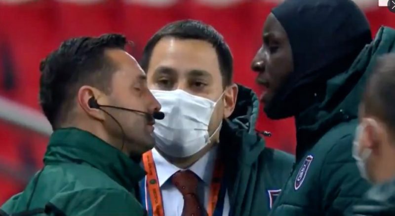 Demba ba protesta contra o quarto &aacute;rbitro da partida – Foto: Reprodu&ccedil;&atilde;o/Twitter/ND