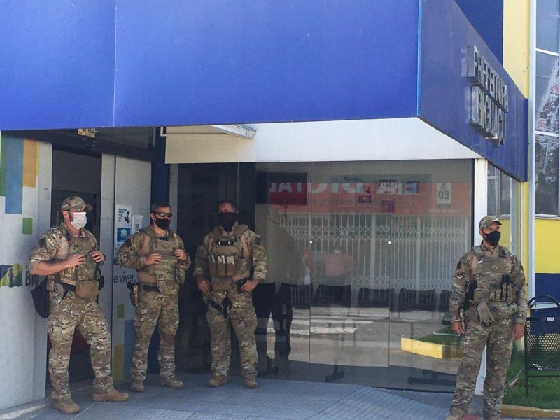 Policiais em frente a entrada da administra&ccedil;&atilde;o municipal – Foto: Ana Vaz/NDTV