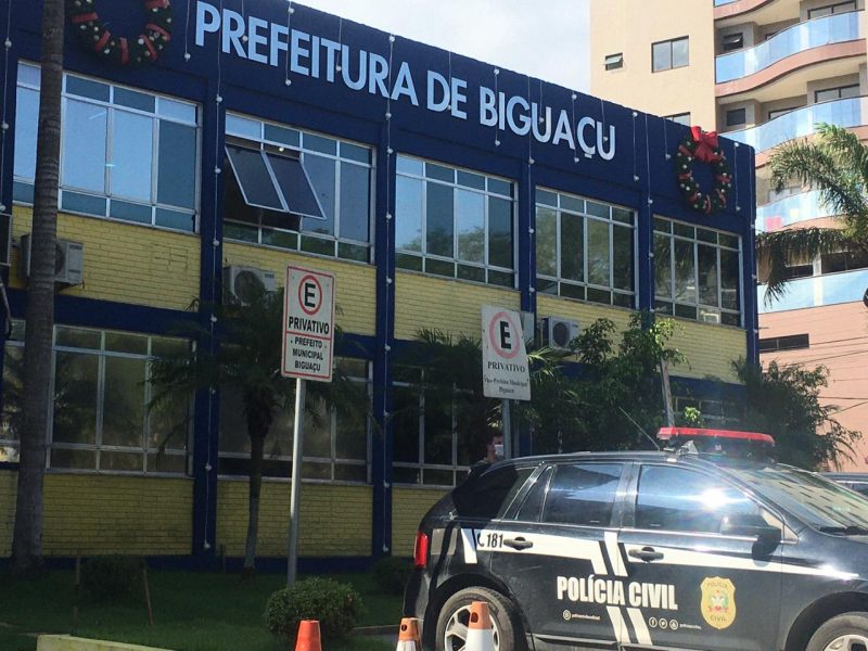 Pol&iacute;cia Civil em frente ao pr&eacute;dio da Prefeitura de Bigua&ccedil;u durante a manh&atilde; desta quarta-feira – Foto: Ana Vaz/NDTV