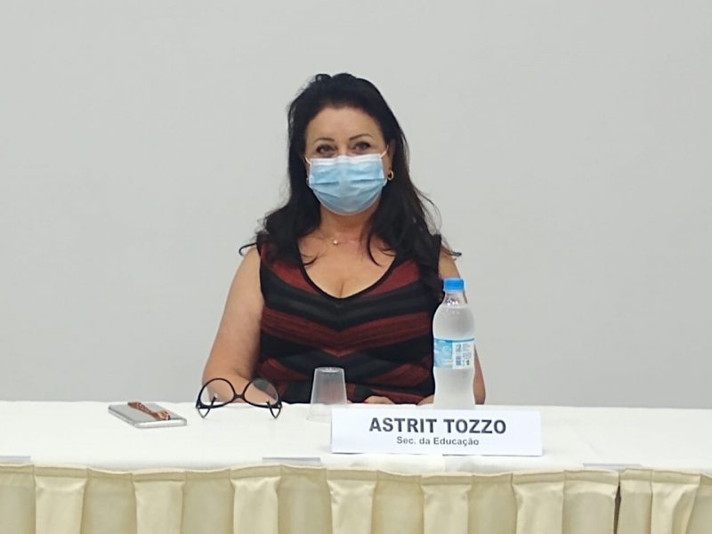 <strong>Astrit Tozzo, secretária de Educação</strong>: natural de Xanxerê, mas mora em Chapecó há mais de 50 anos. Professora Licenciada em Matemática e Ciências e iniciou suas atividades na área educacional em 1985. Astrit Maria foi eleita vereadora em Chapecó em duas legislaturas.