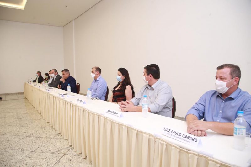 Durante o anúncio do secretariado da gestão 2021/2024, o prefeito eleito em Chapecó, João Rodrigues (PSD), acompanhado do seu vice, Itamar Agnoletto (PP), anunciou que vai reduzir o número de secretarias de 13 para sete. O número de cargos comissionados, que são 267, serão reduzidos pela metade. – Foto: Leandro Schmidt/ND