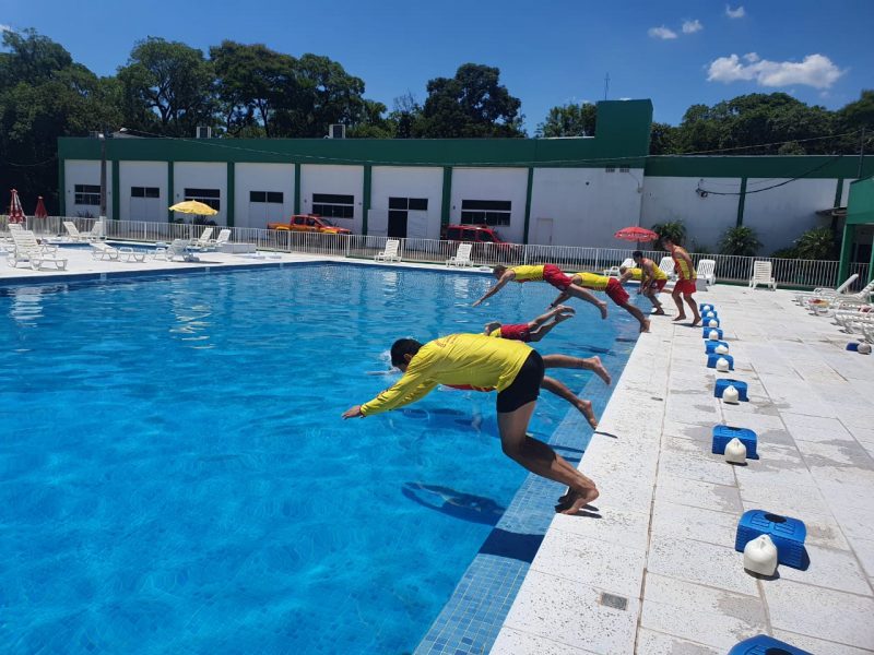 Nesta semana foram realizados treinamentos com os guarda-vidas civis e entrega de equipamentos e fardamento para utiliza&ccedil;&atilde;o durante a Opera&ccedil;&atilde;o. – Foto: Corpo de Bombeiros/Divulga&ccedil;&atilde;o