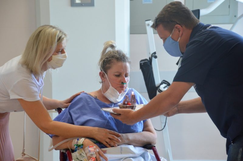 Paciente recebeu surpresa de familiares e colaboradores do hospital durante anivers&aacute;rio – Foto: Divulga&ccedil;&atilde;o/HSI/ND