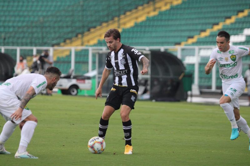 Guilherme, meia do Figueirense, em mais uma vit&oacute;ria na S&eacute;rie B – Foto: Divulga&ccedil;&atilde;o/Figueirense/ND