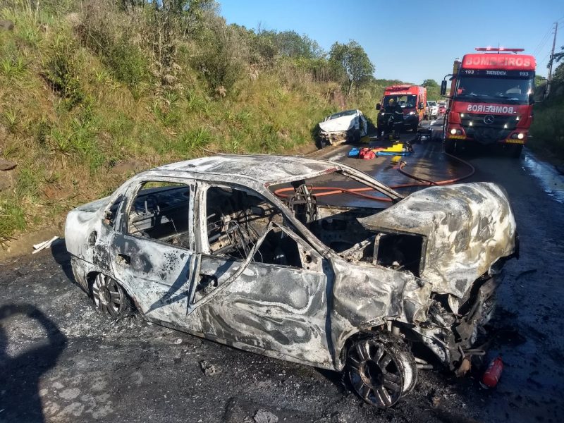 Com o impacto da colisão o Classic ficou totalmente destruído. – Foto: Corpo de Bombeiros/Divulgação