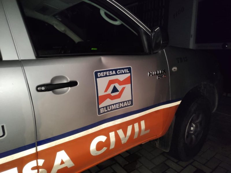 Agentes da Defesa Civil de Blumenau foram agredidos em bar que estaria descumprindo medidas sanitárias. – Foto: Defesa Civil/Divulgação/ND